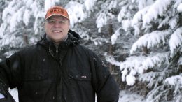 Pohjantähden sahan Toni Mäkelä on valmiina töihin. Hän nauttii haasteista, joita suomalainen metsä ja puut hänelle tarjoavat. (Kuva: Teea Tunturi)