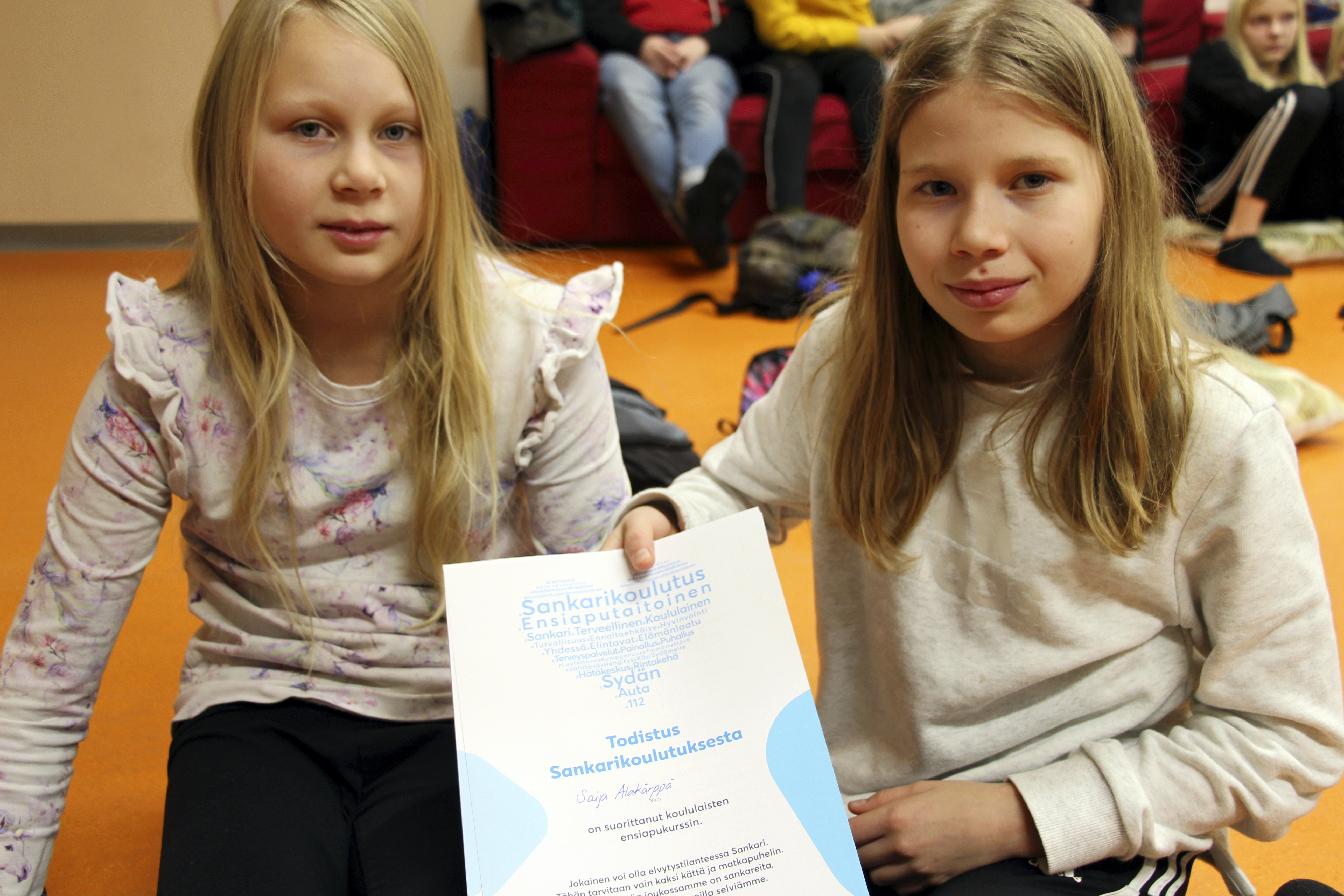 Veera Rehu ja Vilma Appel saivat muiden viidesluokkalaisten tapaan todistuksen Sankarikoulutuksesta.