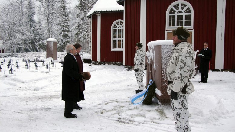 Arto Kouri ja Saara Pentikäinen laskivat itsenäisyyspäivän seppeleen sankarivainajien muistolle Kiimingissä. (Kuva: Teea Tunturi)