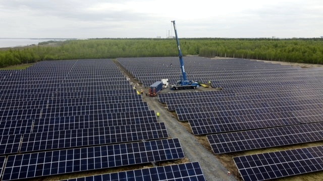 Aurinkovoiman rakentaminen Haukiputaalle on kokonaisinvestoinniltaan noin 18 miljoonan euron suuruinen. Kuvassa Oulun Vihreäsaaren aurinkovoimaa. (Kuva: OSS)
