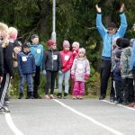 Syyskuu. Tirinkylän koulun kohtalo on jälleen vaakalaudalla. Syyskuussa koululla vietetttiin iloisia kyläpäiviä kisailuineen, mutta murehdittiin myös koulun tulevaisuudesta, sillä sitä esitetään lakkautettavaksi vuoteen 2028 mennessä. (Kuva: Marjukka Aitto-oja)