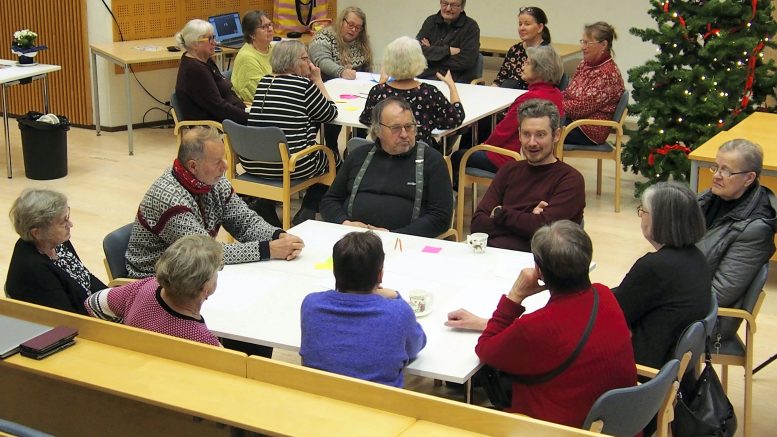 Työpajoissa keskusteltiin sekä ikääntyville sopivista asumisratkaisuista että ympäristön ja kaavoituksen merkityksestä toimintakyvyn ylläpitämisessä. Etummaisessa pöydässä keskustelua veti Iin kunnassa vastakkoin työnsä aloittanut yhdyskuntajohtaja Eelis Rankka (pöydän takana keskellä). Toisen pöydän keskustelua veti Iin kunnan hyvinvointikoordinaattori Riitta Räinä, ja keskusteluun osallistui myös Asumisen Apu ry:n Heli Väisänen (pöydän takana 2. oikealta).