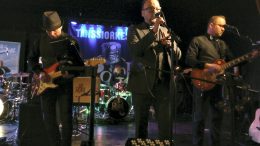10-vuotisjuhlaansa viettävä simolainen Rojal-yhtye esiintyi Pookitansseissa.