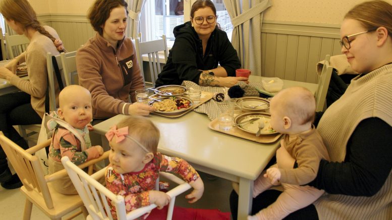 Haukiputaalaiset nuoret äidit Ellen (oik.), Cira ja Saara kehuvat kilvan perhepäivinä Lomakoti Onnelassa valmistettuja hävikkiruoka-aterioita. Mukana pienokaiset Eevi, Toivo ja Adessa.