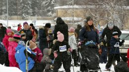 Sakea lumisade ei haitannut viime vuonna järjestettyä Lasten Haukipudashiihtojen tapahtumaa Torpanmäellä. Arkistokuva: Auli Haapala