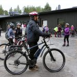 ELOKUU. Leirikeskus Loisto Isoniemessä Kellossa siunattiin käyttöön tapahtumassa, jonne saavuttiin polkupyörillä piispanpyöräilyn merkeissä. Loisto on ollut käytössä jo vuodesta 2021.