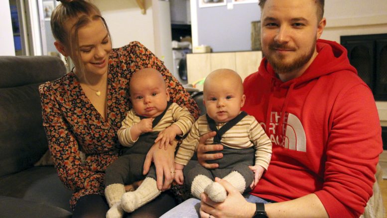 Kaksosperheessä kaksi syliä ja käsiparia ovat tarpeen. Taru ja Jarmo Laukan perheeseen syntyivät kaksospojat heinäkuun lopulla. Äidin sylissä on Viljo ja isän sylissä Touko.