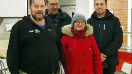 Kehnoja kelioloja uhmaten asukasiltaan osallistuivat muun muassa Matias Mikkola (oikealla) sekä Helena ja Heino Kukkola, kaikki kuntalaisyhdistyksen edustajia. Vasemmalla Jorma Rasvala kaupungin nuoriso- ja liikuntapalveluista.