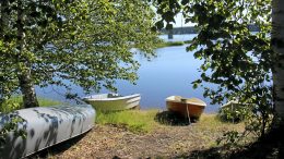 Kiiminkijokivarren kesäistä kauneutta Haukiputaan kirkkorannassa. Nähtäväksi jää, toteutuuko jokivartta myötäilevä virkistysreitti ja mihin suuntaan. Arkistokuva: Pieta Kivari.