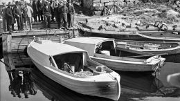 Nämä tunnettujen haukiputaalaisten salakuljettajien pirtuveneet pidätettiin Hailuodon vesiltä toukokuussa 1931 ja tuotiin Ouluun kansan ihmeteltäväksi. Usea pirtumies sai tapauksesta vankeustuomion. Kuva: Juha Ylimaunun kirja