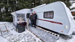 Katja ja Ville Ulander ovat sopeutuneet hyvin uuteen arkeen asuntovaunussa ja Virpiniemen karavaanarialue saa heiltä paljon kiitosta toimivasta alueesta.