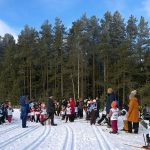 Alakylän Toivolassa lapset pääsivät hiihtämään kilpaa ennen muistolaatan luovuttamista nuorisoseuralle. (Kuva: Jarkko Väänänen)