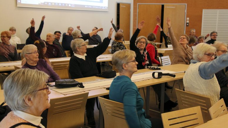 Tuolijumppa vetreytti jäseniä kaiken juttelun ja muistelemisen lomassa. (Kuva: Teea Tunturi)