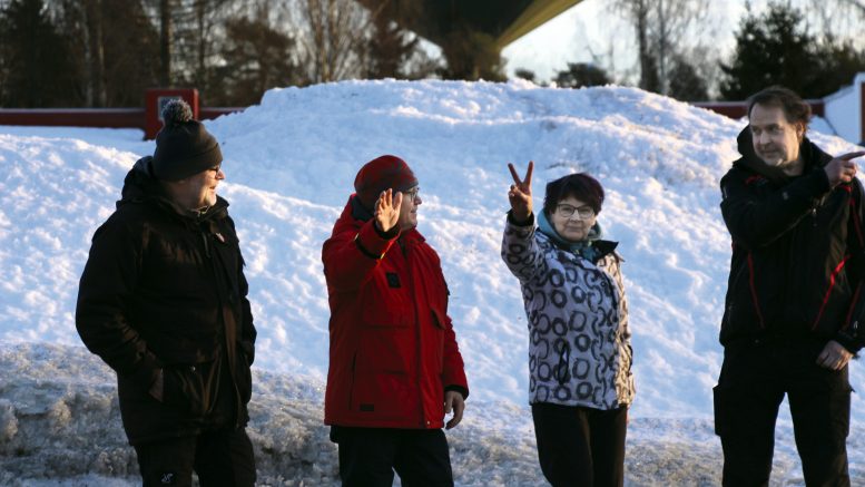 Lumitilanne näyttää lupaavalta Haukipudashiihdon järjestämmiseen, iloitsivat järjestelyporukkaan kuuluvat Jarmo Savilaakso (vas.), Hannu Liljamo, Leila Ukkola ja Jukka Tienhaara.