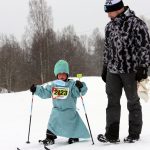 Ladulla nähtiin myös pikku tohtori Kaikkonen. Pian 3 vuotta täyttävä Iivo Breilin-Kaikkonen oli mukana hiihdoissa ja pukikisassa jo toista kertaa. Vierellä isä Olli-Pekka Kaikkonen. Puvun ideanikkarina oli äiti Satu.