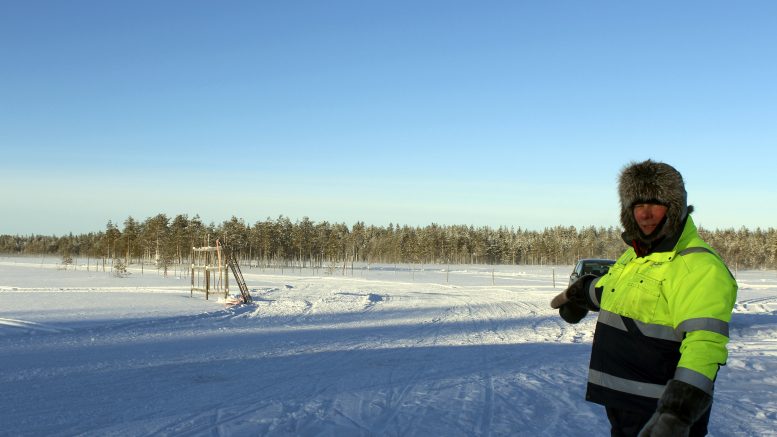 – Toivotaan, että vesikelit eivät pilaa kilpailua, Nuorittan kisojen johtaja Juha Parkkinen toteaa ja viittoilee suuntaa, mihin porot kisa-alueella starttaavat.