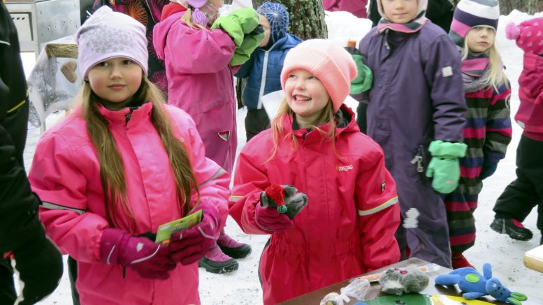 Onnenpyörän onnelliset pyöräyttäjät Talaviriehassa vuonna 2019.