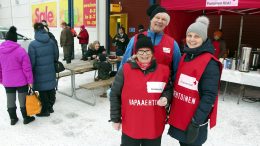 Punaisen Ristin Yli-Iin osaston Merja Kirjavainen, Heikki Ylisiurua ja Tuire Haapaniemi olivat iloisia ystävänpäivän tapahtuman onnistumisesta.
