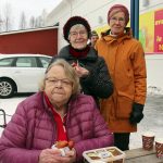 Elsa Kaikkonen, Anneli Salo ja Maija Kartio pyrähtivät taksilla Oulunsalosta Yli-Iihin ystävänpäivän lounaalle.