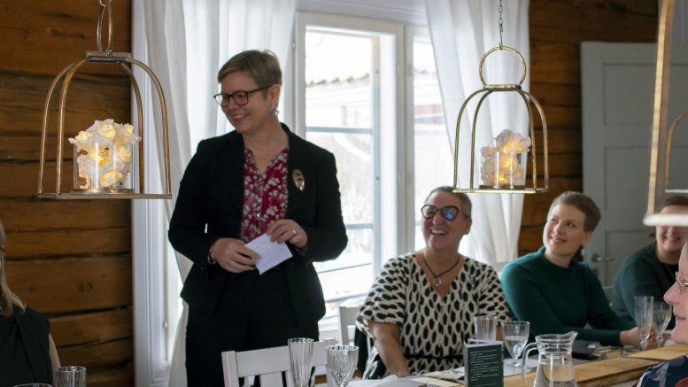 Sisäministeri Krista Mikkonen saapui juhlistamaan Iin Vihreitä. Mikkosen vieressä istuvat Iin kunnanjohtaja Marjukka Manninen ja kansanedustaja Jenni Pitko.
