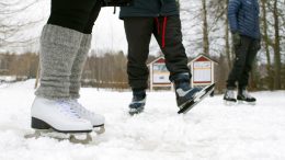 Riitta Räinän jalasta löytyivät kaunoluistimet, Hannu Päkkilä puolestaan suosii retkiluistimia. Molemmilla pääsi taidepuiston radalla eteenpäin.