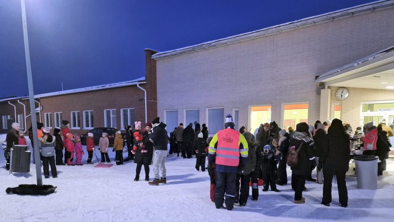 Vaikka jonot kasvoivat välillä pitkiksi onnenpyörä- ja myyntipöytiin, kaikki jaksoivat jonottaa hyvillä mielin.