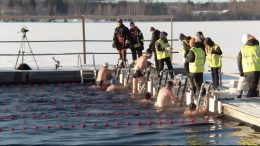 Peurungalla kisarttiin talviuinnin SM-sijoituksista. Kisat ovat katsottavissa tallenteena ResultSalo:n YouTube-kanavalla. Kuvakaappaus tallenteesta, kuvassa Timo Viinamäen lähdön maaliintulotilanne.