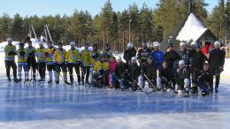 Kun turnaus saatiin virallisesti avatuksi, asettuivat seuraavan ottelun joukkueet yhteiskuvaan. Keltapaitainen YIN Original ja KujaJussit Special päätyivät mittelössään lopulta 2-2 tasapeliin.