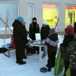 Kellon koulun 6B-luokan Sara, Alma, Neela ja Ellen hoitivat onnenpyörää ja keräsivät rahaa luokkaretkikassaan.