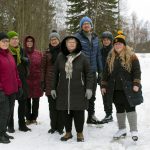 Iin taidepuiston luisteluradalle kokoonnuttiin hyvinvoinnin äärelle. Kuvassa kuntalainen Saila Pakanen, vanhus- ja vammaisneuvoston jäsenet Vellamo Puolakka ja Kaarina Paaso, Pohteen osallisuus-, yhdyspinta- ja hyvinvointikoordinaattori Sirpa Hyyrönmäki, vanhus- ja vammaisneuvoston puheenjohtaja Salme Tanninen, Iin hyvinvointijohtaja Janne Puolitaival, kuntalainen Hannu Päkkilä sekä hyvinvointikoordinaattori Riitta Räinä.