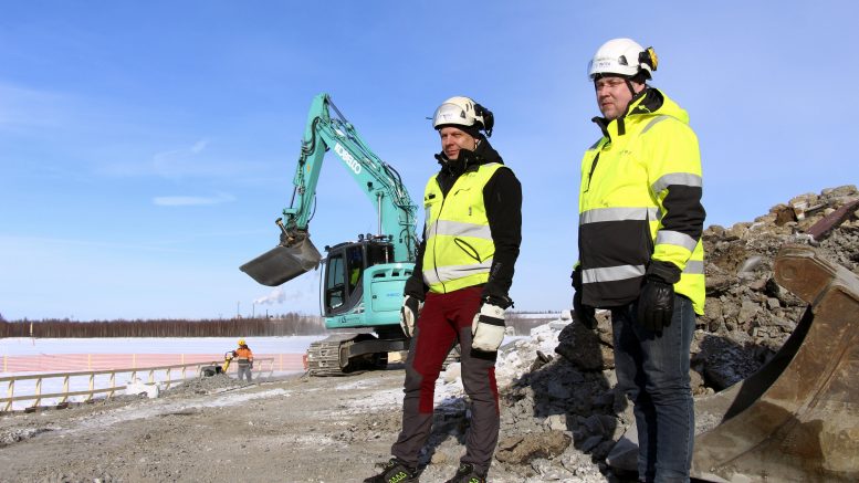 Oulun kaupungin yhdyskunta- ja ympäristöpalveluiden hankkeen urakoi Vipuset Oy. Urakka käsittää satamalaiturin ja maa-alueella tehtävät työt, jotka valmistuvat kesäkuussaTyömaan tilannetta katsastamassa Vipuset Oy:n toimitusjohtaja Ville Rehu (vas.) ja vastaava työnjohtaja Mika Still.