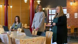 Johanna Jakku-Hiivala (istuu vasemmalla), Maija Takkinen ja Milla Lakso kertoivat iiläisille yrittäjille työllisyys- ja yrityspalveluista.