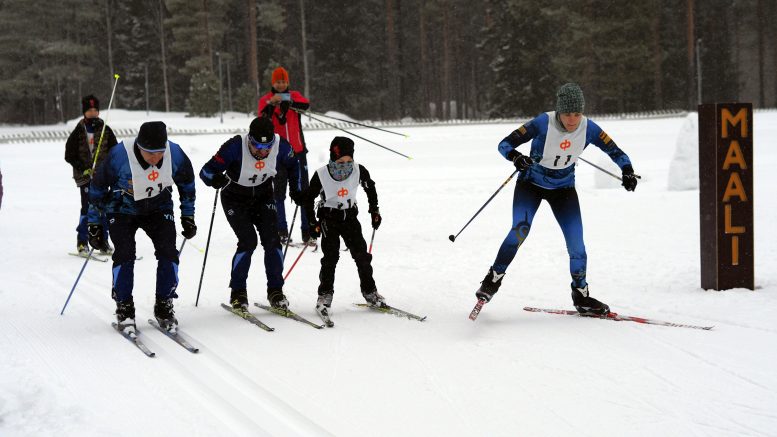 Avausosuuden hiihtäjät eli Nasevan johtokunnasta Jouni Lapinkangas (kuvassa vasemmalla), Sekalaisten joukkueesta Arto Hökkä, Karhukoplien joukkueesta Nikolas Hökkä ja Maalismaan joukkueesta Salla Lapinkangas lähtevät viestiä viemään. (Kuva: Yli-Iin Naseva)