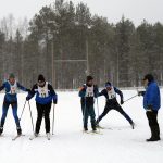 Viidennen osuuden hiihtäjät kirmaisevat matkaan. Maalismaan joukkueesta matkaan lähtee Juha Jurvakainen ja Sekalaisten joukkueesta Heino Kaisto.