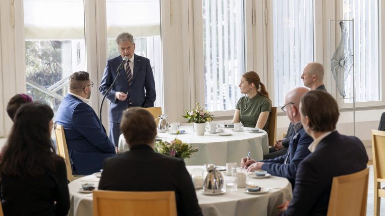 Joukko paikallislehtien päätoimittajia tapasi presidentti Sauli Niinistön Mäntyniemessä. Kuva: Matti Porre/Tasavallan presidentin kanslia