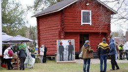 Yhdistykset voivat hakea kaupungilta toimintarahaa yhteisöllisten tapahtumien järjestämiseen. Lisäksi tarvitaan usein omia varoja ja paljon vapaaehtoistyötä. Haukipudas-seura haki ja sai toimintarahaa Rakennusperintöpäivän toteuttamiseen myös tänä keväänä. Kuva viime vuoden tapahtumasta. Kuva Auli Haapala