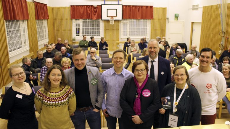 Hikisen tentin jälkeen ehdokkaat kokoontuivat hymyilevinä vielä yhteiskuvaan. Vasemmalta Merja Hurskainen (KD), Olga Oinas-Panuma (Kesk.), Lauri Nikula (kesk.), Juha Richter (PS), Kaisu Heikkinen (Liike Nyt), Pekka Sinervo (RKP), Marjo Tapaninen (Vihr.) ja Joni Meriläinen (SDP).