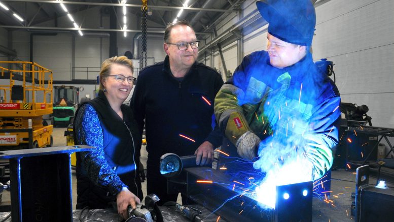 Mervi, Ilpo ja Hermanni Ylikärppä ovat toinen ja kolmas sukupolvi perheyritys Lassen Metallissa. Yritys on Mervin isän, Lauri Pelkosen perustama. (Kuva: Heikki Sarviaho)