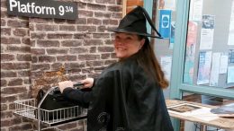 Nuoriso-ohjaaja Anu Vuotila Potter-tunnelmissa.