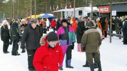 Sunnuntain kisapäivänä riitti yleisöä niin radan varteen kuin kanttiinin kulmille ja muidenkin myyntipisteiden anteihin tutustumaan.