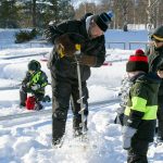 Pienet pilkkijät näyttivät mistä kala syö ja Vesa Rahikkala kairasi heille avannot.