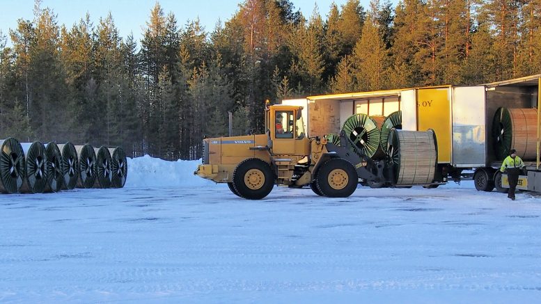 Johtokeloja kuljetettiin Oritkarin satamasta Väli-Olhavan vanhalle soranottopaikalle kahden rekan voimin. Kuvassa kuljettaja Juha Mäkelä sekä pyöräkuormaajan puikoissa Kuljetus Backmanin Teemu Keränen.