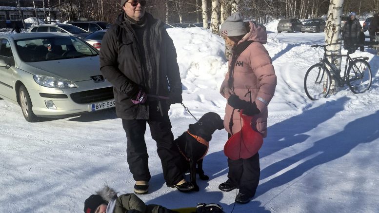 Kai-pappa ja Nala-koira olivat lähteneet Kati ja Leevi Hassisen mukaan Torpanmäelle ulkoilemaan.
