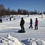 Torpanmäkeä laskettiin joka suuntaan alas ja uskaliaimmat laskivat jyrkempää reunaa tai hyppyrien kohdalta.