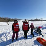 Maija Moilanen ja Riina Isola oli tyytyväisiä, että tapahtuma pystyttiin järjestämään hiihtolomalla ja loistavassa säässä.