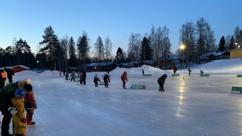 Ylikiimingin kentällä järjestetty luistelutapahtuma keräsi osallistujia pakkasesta huolimatta. Kuva: Miia Konttinen