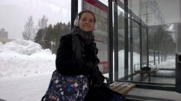 Korkeakouluopiskelija Milla Ahopelto kulkee linja-autolla kouluun Iistä Ouluun joka päivä.