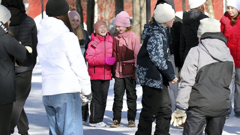 Haminan koulun 4B pelasi ysiluokkalaisten kanssa kestävään kehitykseen liittyvää noppapeliä. (Kuva: Mari Koukkula)