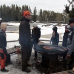 Makkaranpaistoa Koitelinkosken keväässä.