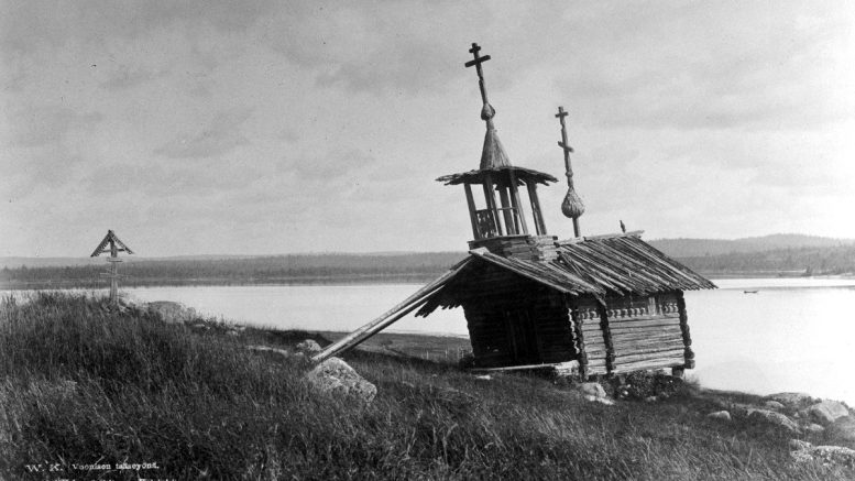 Iijokisuun rannan ja rantaväylän nimi Säässinä, viittaa siihen, että Pohjanrannan ortodoksisilla karjalaisilla, joita Ruotsin arkkipiista kastoi vuonna 1346 Tornion kirkossa roomalaiskatoliseen uskoon, oli keskiajalla oheisen kuvan kaltainen pieni rukoushuone, tsasouna eli säässinä Iijoen suulla. Kuva: I. K. Inha 1894/Museovirasto